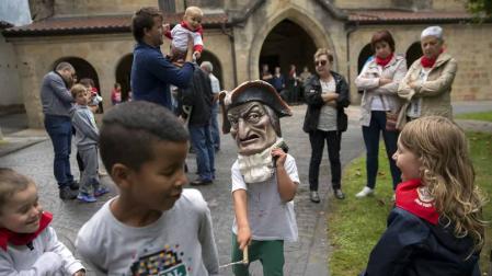 El promotor de eventos deportivos de la localidad, José Ramón Ramírez Pérez, recibe el aliento de sus vecinos y compañeros de tareas en el encendido de la mecha festiva. Los nacidos en el último año fueron agasajados con el pañuelo