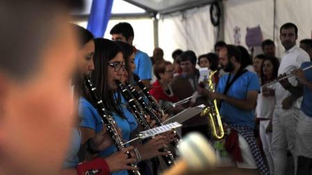 Representantes de los voluntarios que organizan la Cabalgata y Olentzero prendieron la mecha