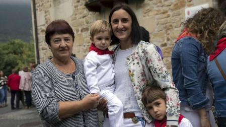 El promotor de eventos deportivos de la localidad, José Ramón Ramírez Pérez, recibe el aliento de sus vecinos y compañeros de tareas en el encendido de la mecha festiva. Los nacidos en el último año fueron agasajados con el pañuelo