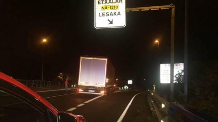 El camión, parado en medio de la vía en Etxalar.