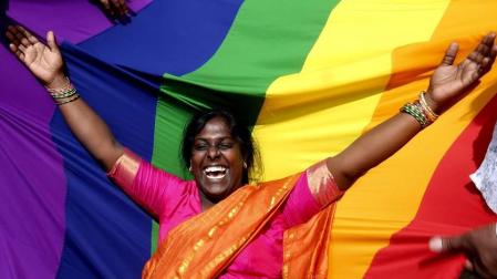 Miembros de la comunidad LGTB india celebran el fallo del Tribunal Supremo de la India sobre las relaciones homosexuales.