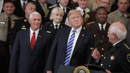 El presidente estadounidense Donald Trump (c) y el vicepresidente Mike Pence (i) participan en una reunión con alguaciles de todo el país.