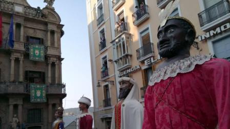 El sol acompaña a los Gigantes y Cabezudos en el día del Privilegio de la Unión