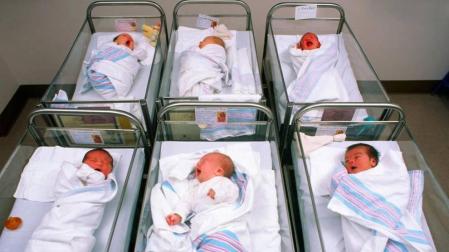Las claves del proyecto de ley que reducirá el IRPF por maternidad y paternidad