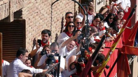 El edil Óscar Bea fue el encargado de prender el cohete anunciador de estos 7 días de fiesta en honor a la Virgen de la Paz