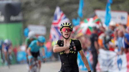 Simon Yates vence a lo grande en Les Praeres y recupera el maillot rojo