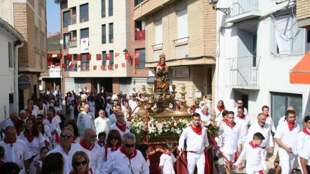 La Virgen de la Paz salió en procesión este sábado por las calles de Cintruénigo, que celebró este sábado su tercera jornada festiva
