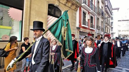 Los gigantes y cabezudos conmemoran en las calles de Pamplona el Privilegio de la Unión