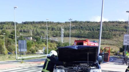 Trasladado al CHN tras chocar contra una farola y una señal en Pamplona