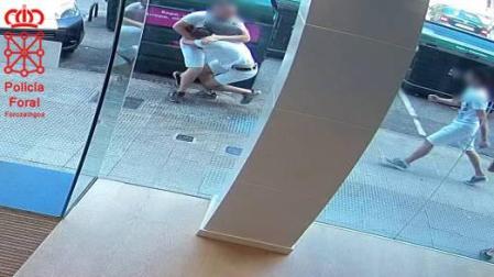 Detenidos tras dar una paliza en Ansoáin y ser grabados por la cámara de un banco