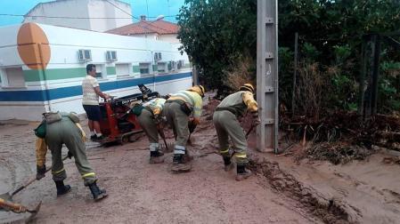 Una lluvia torrencial desborda un arroyo en Cebolla (Toledo) y daña viviendas y vehículos