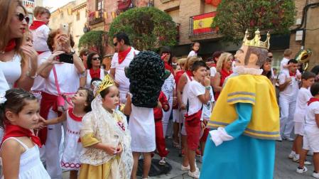 Ofrenda floral y salida de gigantes para celebrar el Día del Niño en las fiestas patronales de Cintruénigo