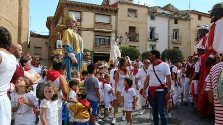Ofrenda floral y salida de gigantes para celebrar el Día del Niño en las fiestas patronales de Cintruénigo