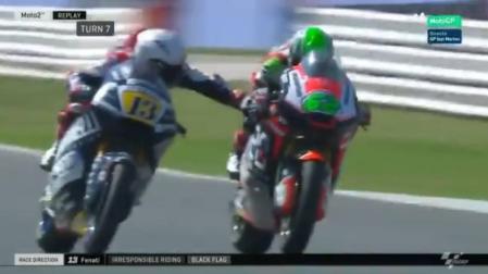 Fenati, expulsado de su equipo por frenar a otro piloto en plena carrera