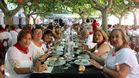 Las mujeres celebraron su día en las fiestas patronales con diversos actos como una comida popular y un pasacalles con charanga