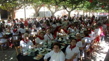 Las mujeres celebraron su día en las fiestas patronales con diversos actos como una comida popular y un pasacalles con charanga