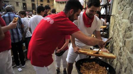 Imágenes de las meriendas de las cuadrillas de Artajona