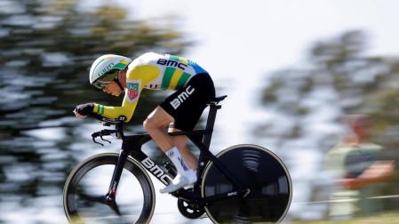 Dennis gana la contrarreloj y Yates reafirma su liderato ante Valverde