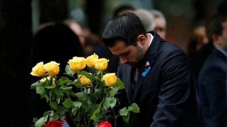 La Gran Manzana recordó el 11-S con una emotiva ceremonia en la que familiares de los fallecidos leyeron los nombres de las casi 3.000 personas que perdieron la vida en los ataques de aquel día.