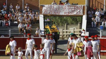 Los jóvenes de Sangüesa se reunieron para comer disfrazados e ir a la plaza de toros
