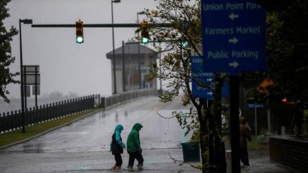 'Florence' se debilita antes de tocar tierra pero inunda Carolina del Norte y del Sur