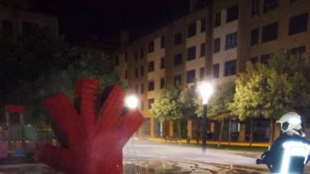 Rocían con gasolina y dan fuego a un símbolo contra la violencia de género en Ansoáin