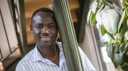 El impulso de Alex, trabajador camerunés del hospital San Juan de Dios, llega a Ghana