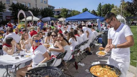 Desfile de la comparsa de gigantes y paellada popular en el tercer día de las fiestas de Zizur