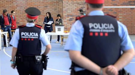 Investigan a los Mossos por identificar a personas que retiraban lazos amarillos