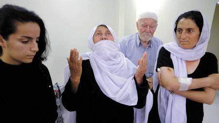 Madrugada del 25 de julio. El estado islámico se infiltra en siete aldeas de sweida (sur de siria) y pasa a cuchillo y fuego a sus habitantes. También secuestran a 30 personas, mujeres y niños. Dos logran escapar. Días después del  genocidio, un periodista de diario de navarra viajó a sweida y entrevistó a estas dos mujeres y a otras víctimas. El secuestro continúa en algún lugar del desierto sirio