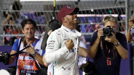 Hamilton logra la 'pole' en Marina Bay por delante de Verstappen