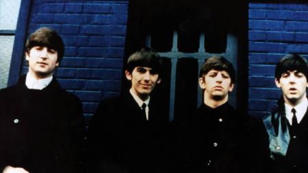 A subasta las botas de ante negro de Ringo Starr por 5.492 euros