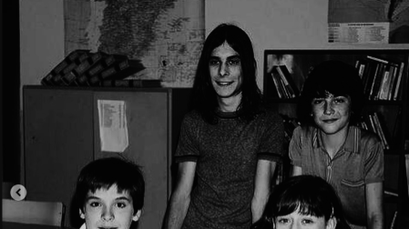 La recreación de una foto de 'Cuéntame' de Carlos, Karina, Josete y Luis 13 años después