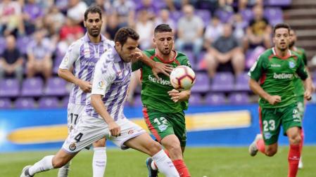 La paciencia del Alavés le permite sumar tres puntos en el añadido