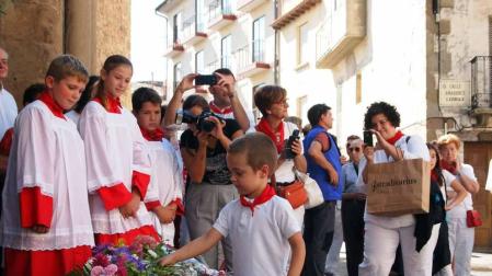 El domingo de fiestas estuvo dedicado a los niños. Sangüesa dio la bienvenida a los nacidos en el último año y hubo ofrenda floral al patrón