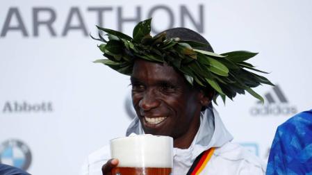 Kenia se rinde a Eliud Kipchoge tras batir el récord mundial de maratón