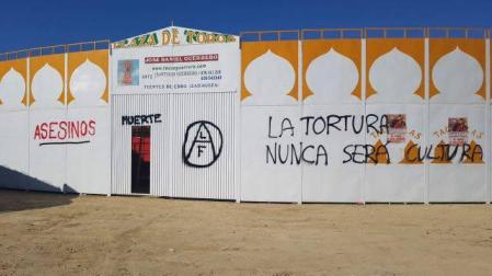 Aparecen pintadas animalistas en la plaza de toros de Olite