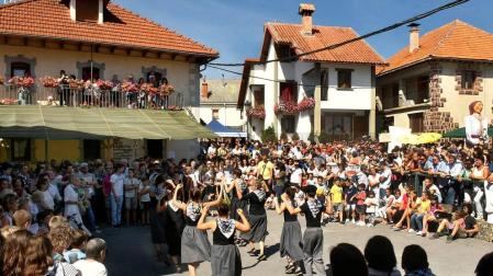 La música y los indianos protagonizaron el 41º Aezkoako Eguna