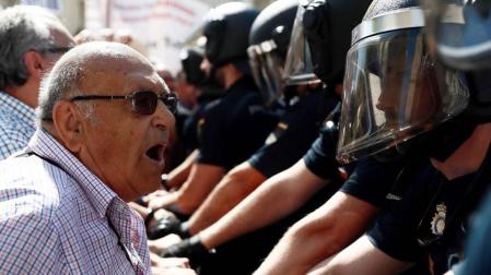 Tensión entre la Policía y pensionistas por no permitirles llegar al Congreso