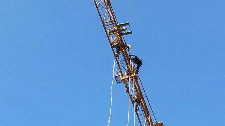 Rescatado un obrero atrapado en una grúa en Pamplona