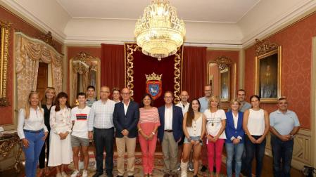 El Ayuntamiento recibe a los patinadores navarros tras los campeonatos de este verano