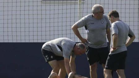 Carlos Clerc, casi descartado para el sábado por una lesión muscular