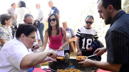 Ujué aprovecha el tirón de las migas para mostrarse al visitante