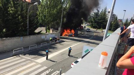 Ileso tras arder su coche en Burlada