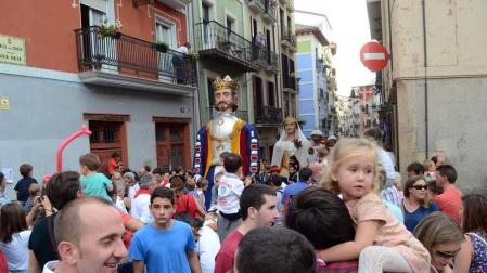 Imágenes Los Gigantes y Cabezudos salen por San Fermín de Aldapa