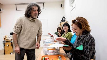 Ellos, a planchar; Ellas, a reparar