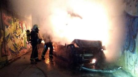 Un coche se incendia tras chocar contra un muro en Noáin