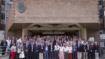 Un centenar de antiguos residentes celebran en la CUN los 50 años de Traumatología