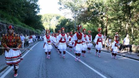 El Casco Antiguo de Pamplona se despide de las fiestas de San Fermín de Aldapa con la procesión y la salida de la Comparsa y dantzaris