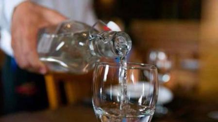 La OCU pide que se obligue a los bares a dar agua del grifo gratis